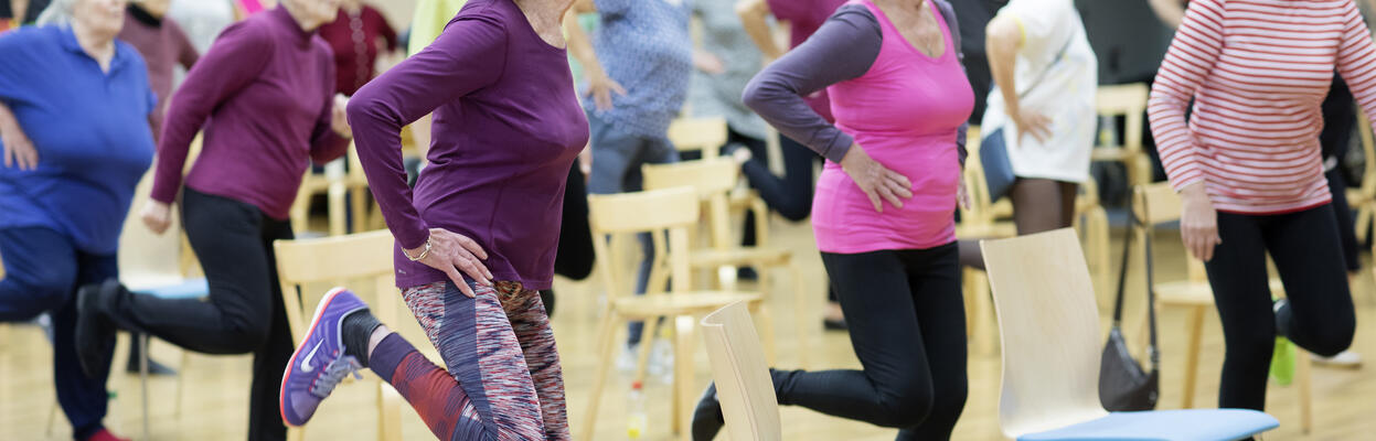 Ikäihmiset ohjatulla jumppatunnilla