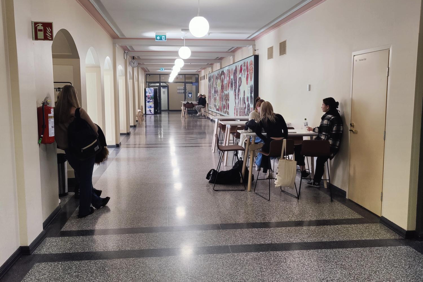 Opiskelijoita Tylyn ala-aulassa.