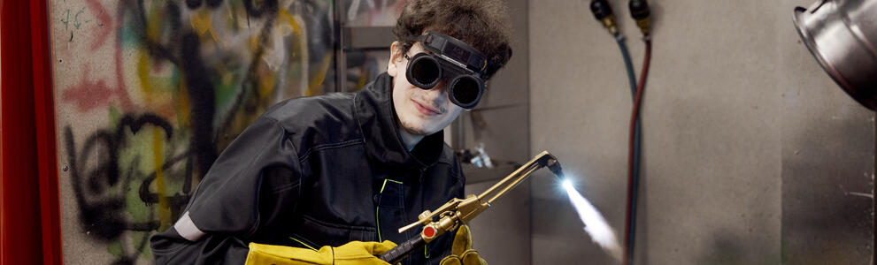 Opiskelija hitsaamassa