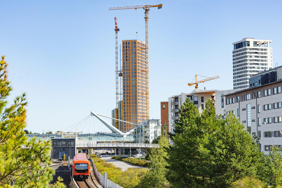 Rakentamista Vuosaaressa metroradan vieressä kuvattuna.