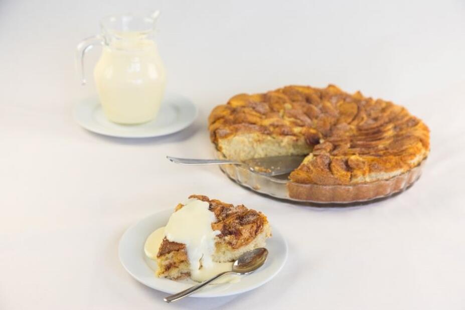 Omenapiirakkaa luomujauhoista ja vaniljakastiketta.