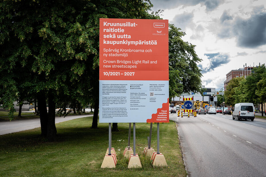 Kruununsillat työmaataulu Sörnäisten rantatiellä 