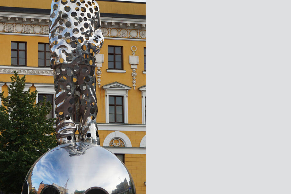 Hopean värinen metallipinta 