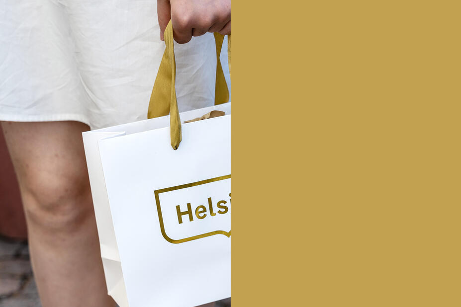 Kultaisella Helsinki tunnuksella varustettu paperikassi