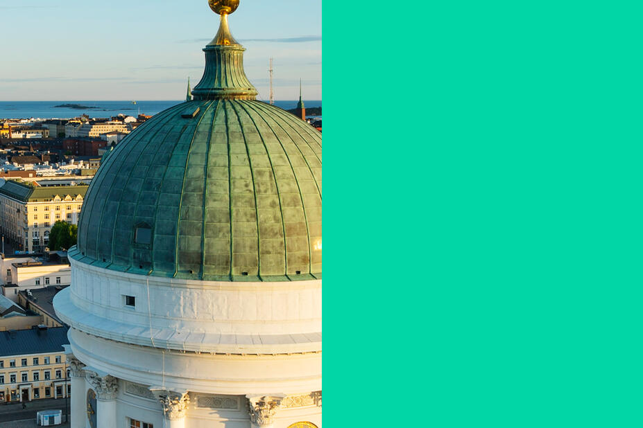 Helsingin rautatieaseman kuparinvärinen tornin yläosa