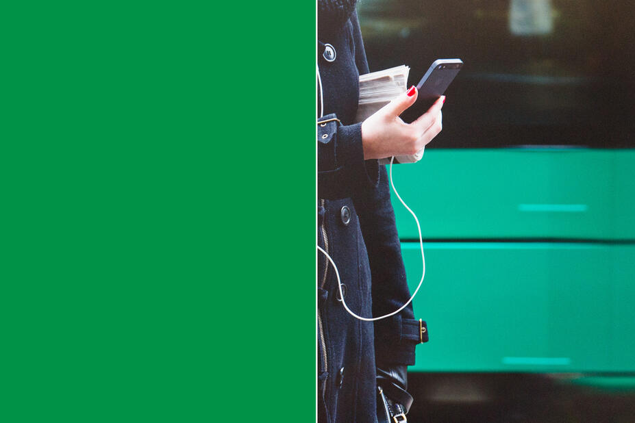 Lähikuva raitiovaunun vihreästä kyljestä ja vilkkuvalosta 