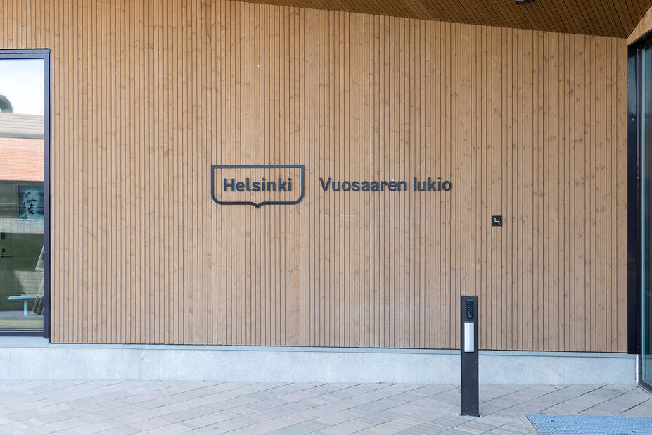 Vuosaaren lukio sisäänkäynnissä on musta Helsinki kehystunnus ja sanat Vuosaaren lukio