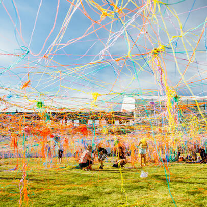 Taideteos naruista ja langoista kansalaistorilla