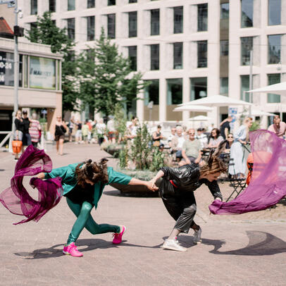 Katutanssia Kasarmitorin kesäterassilla.